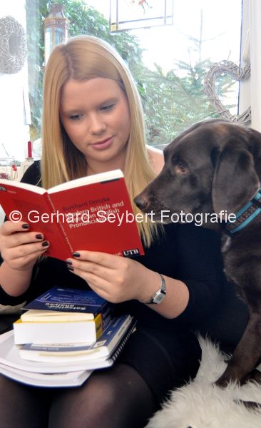 Frs Leben: Studentin Johanna Scheidemann lernt mit Hund Paula